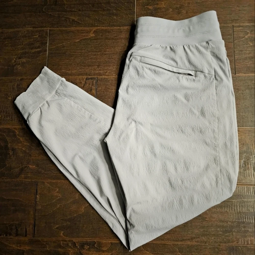 Athleta Women's Light Gray/Silver Waived Pattern Joggers sz 8 (NWOT)